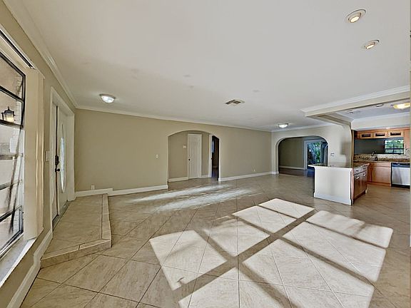 5th image of 5115 Royal Dr