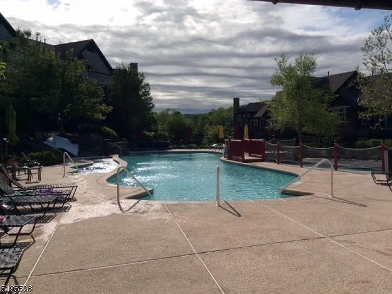 10 Maple Cres #13 — Photo 7