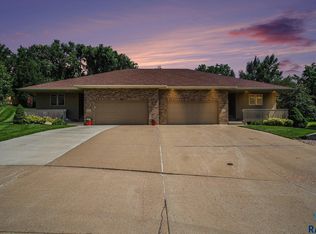 1402 S Lighthouse Pl, Sioux Falls, SD 57103