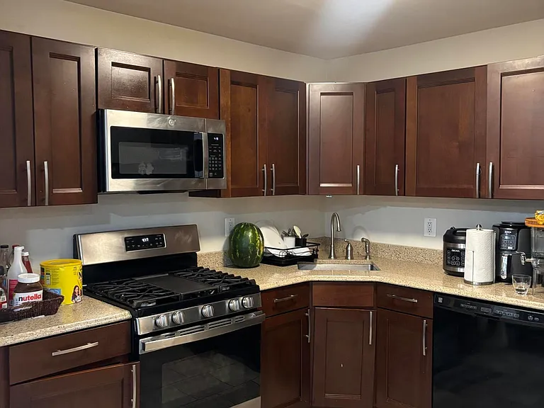 18-6 Augusta Ct — Photo 2