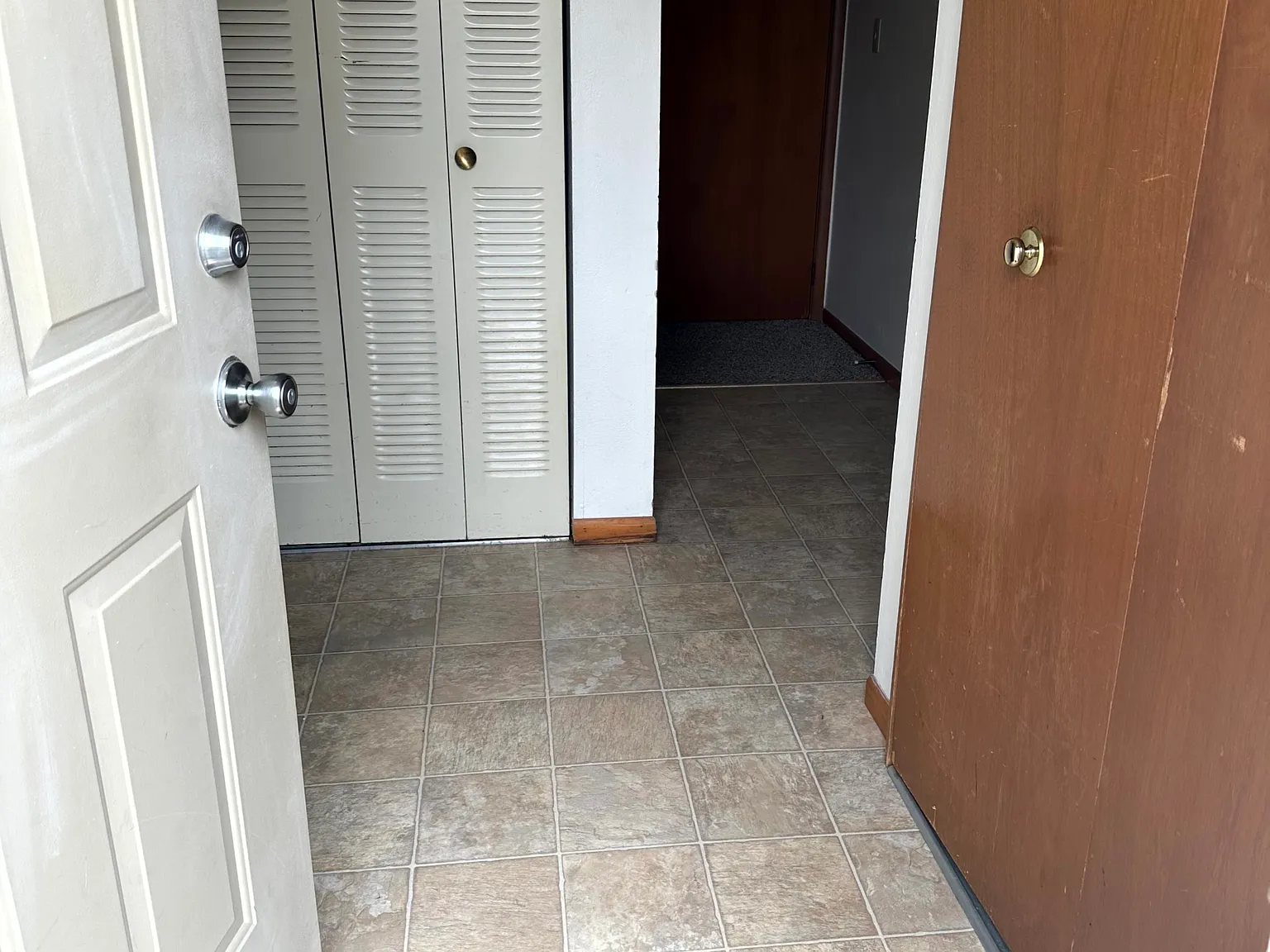 3 bed, 1.5 bath, 1200 sqft, $1,300 — Photo 3