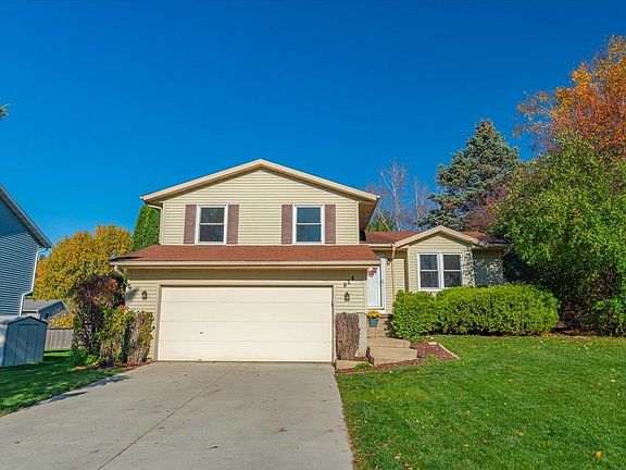 3rd image of 824 Maple Rd