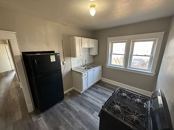3rd image of 3229-3233 W Burleigh St