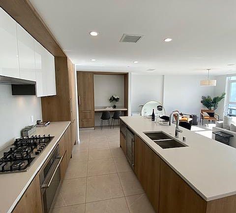 4th image of 1204 S Hope St #3113