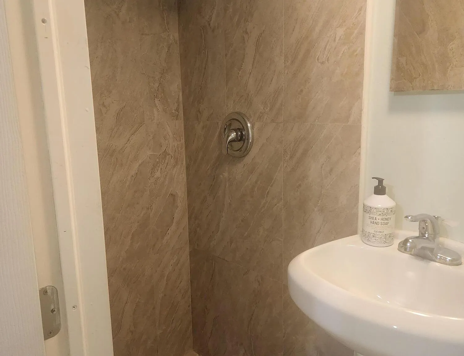 Studio, 1.0 bath, 400 sqft, $1,200 — Photo 4