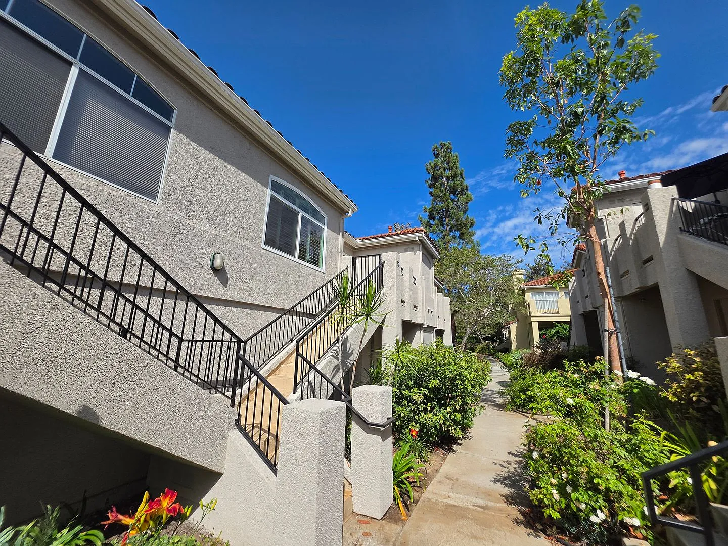 Seagate Colony: Upper 1 Bedroom 1 Bath Condo — Photo 2