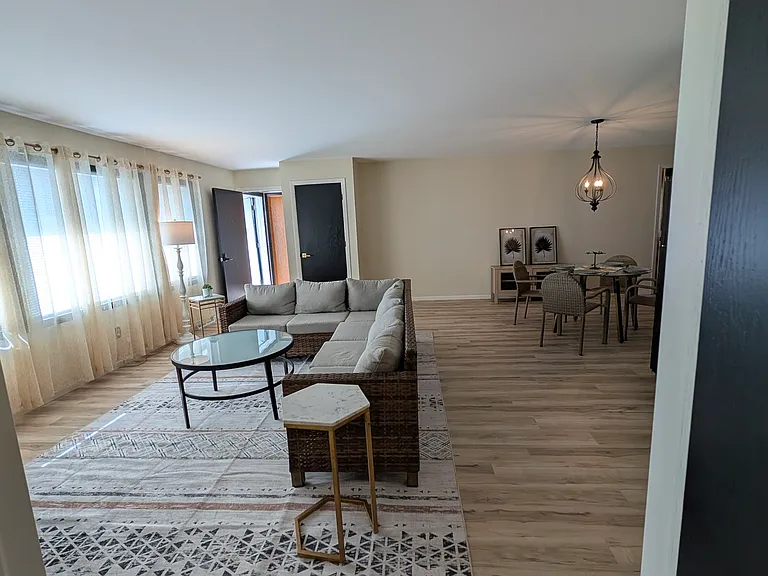 106 W Rose Eld Rd — Photo 2