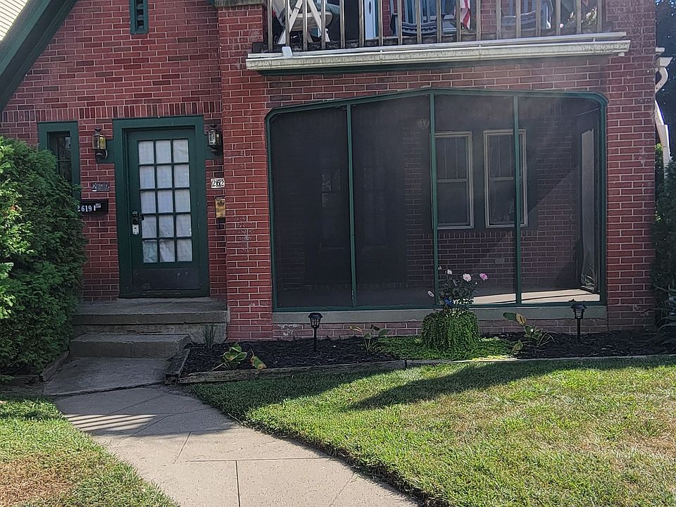Front of building with the screened-in porch.