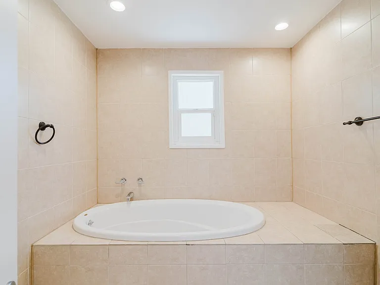 13856 Runnymede St — Photo 27