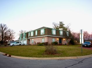 519 Royal Oaks Dr, Wood Dale, IL 60191