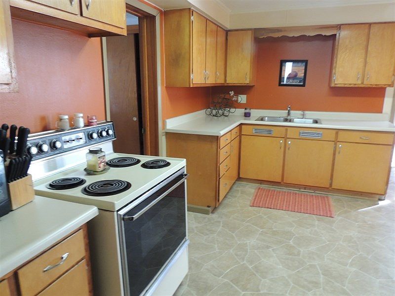 2nd image of 2046 Laharpe St