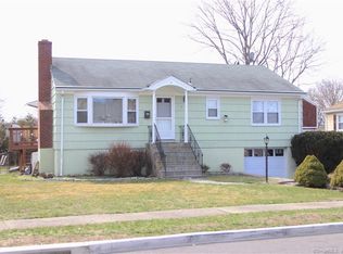 7 Heather Ln, Norwalk, CT 06851