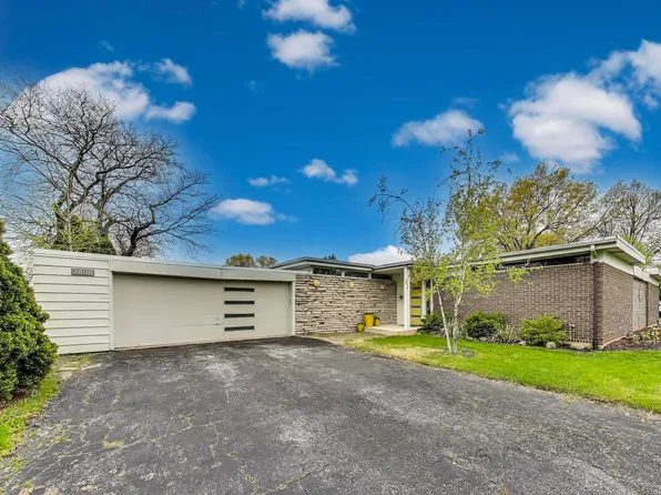 2800 S Briarwood Dr W, Arlington Heights, IL 60005