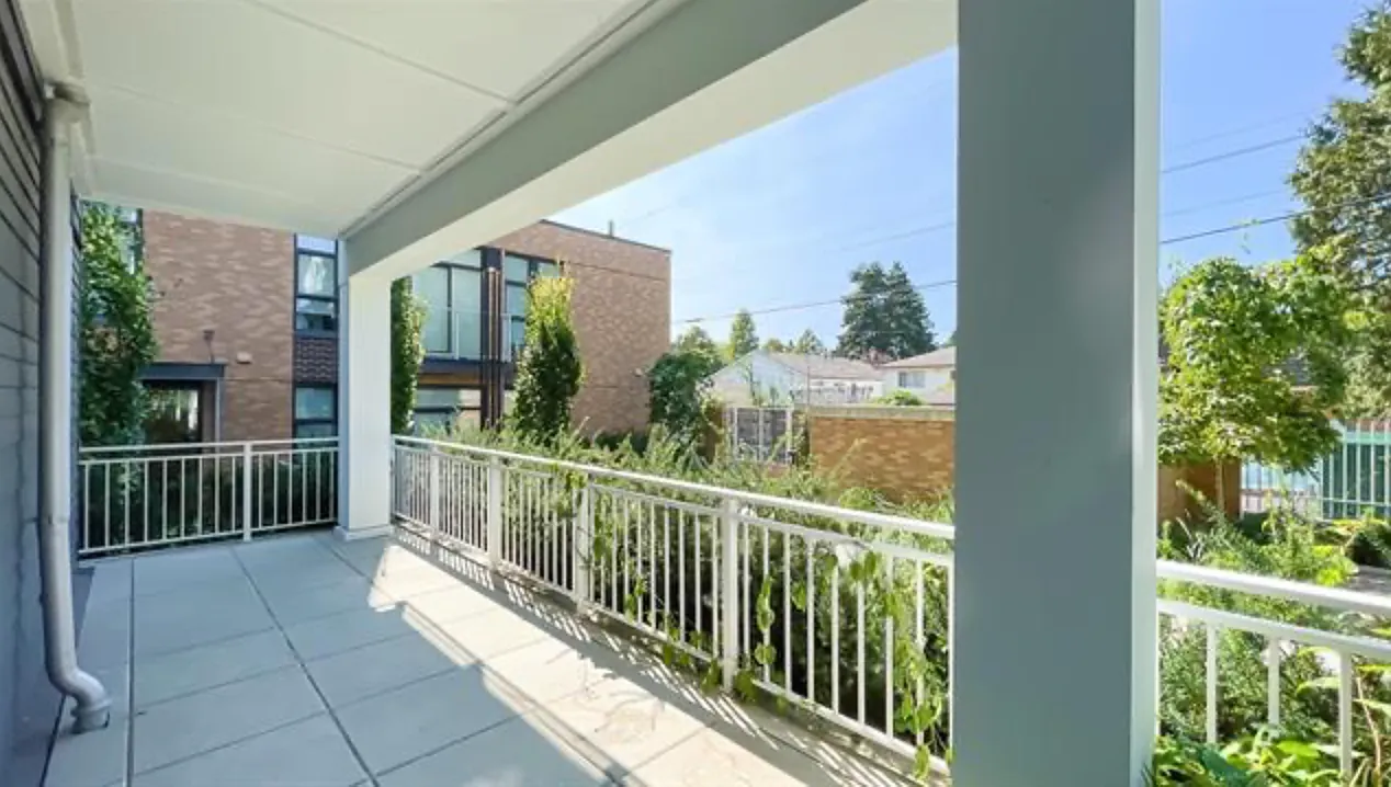Beautiful Executive 2x2 on Cambie St — Photo 3