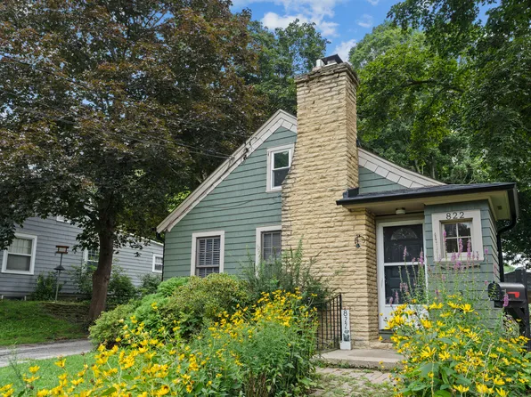 822 N Madison St, Woodstock, IL 60098