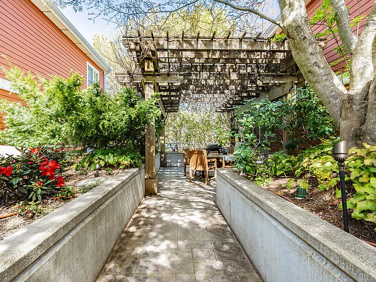 Madrona Court — Photo 12