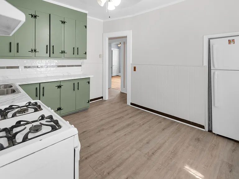 558 Argyle Ave #2 — Photo 4
