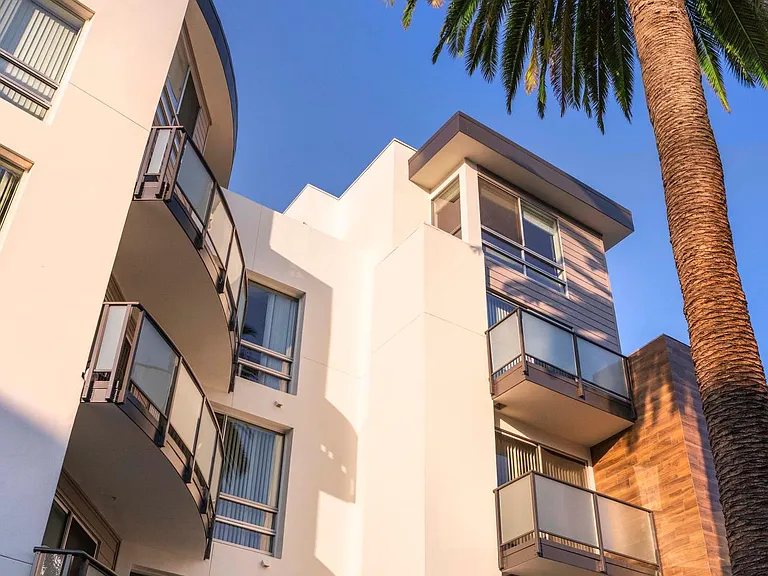 Living at Santa Monica — Photo 9