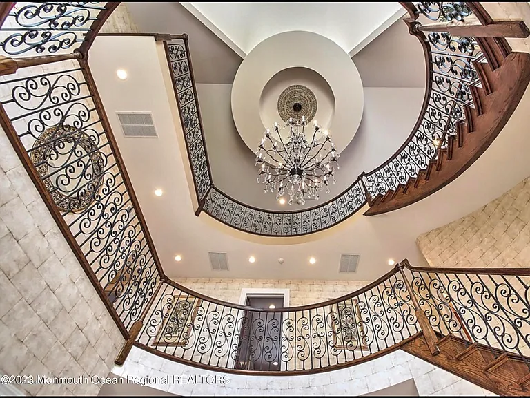 220 Pointe Dr — Photo 28
