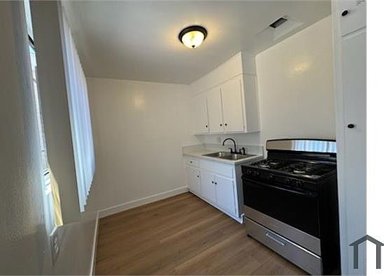 2nd image of 11809 Berendo Ave