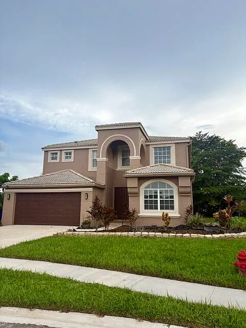 5 bed, 2.5 bath, 3478 sqft, $5,000 — Photo 2