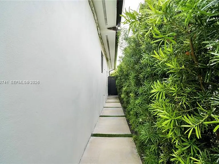 8811 Carlyle Ave — Photo 48