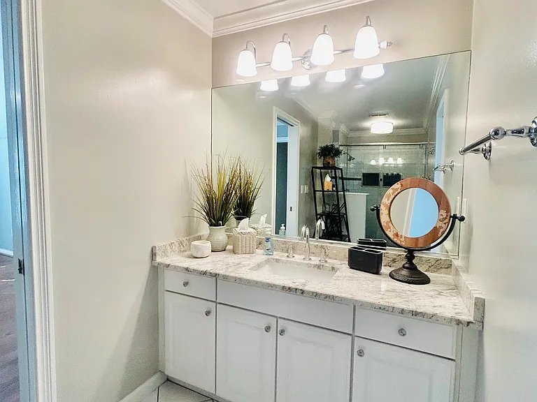 2nd bath features tiled shower / floors and granite countertops!