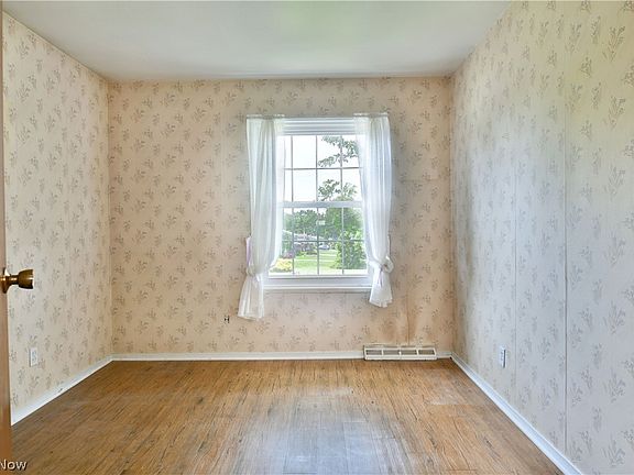 5th image of 566 Greenleaf Ave NE