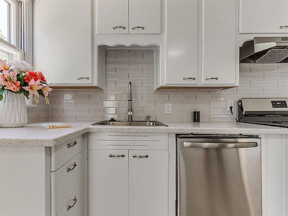2nd image of 2441 SW 51st St