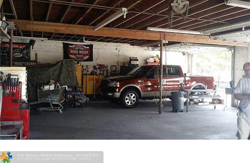2nd image of 1140 S Dixie Hwy