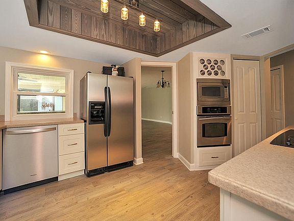5th image of 701 Whispering Pines Cir