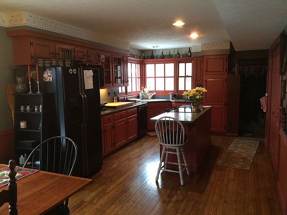 Country kitchen w/ dining