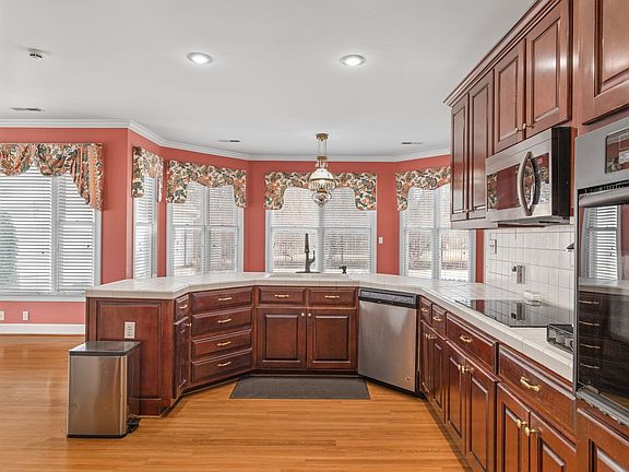 3rd image of 384 Ridgecliff Dr