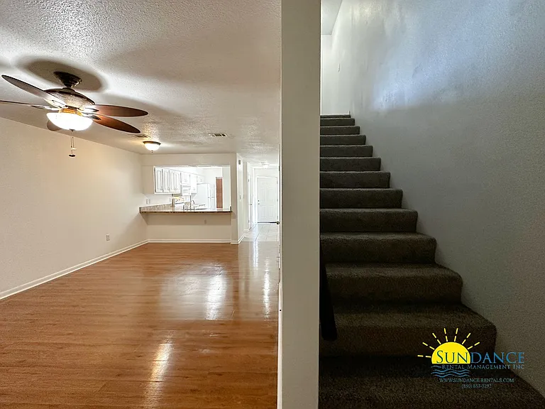 308 Woodrow St E #D — Photo 5