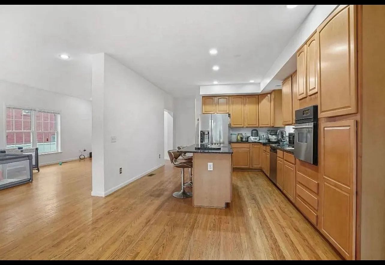 185 Woodrow Ave — Photo 3