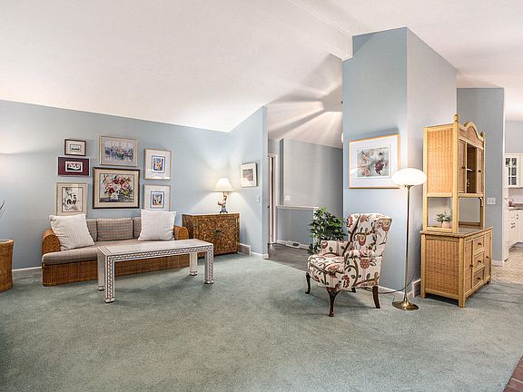 5th image of 310 Horseshoe Ct