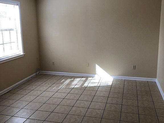 3rd image of 215 Peggy St
