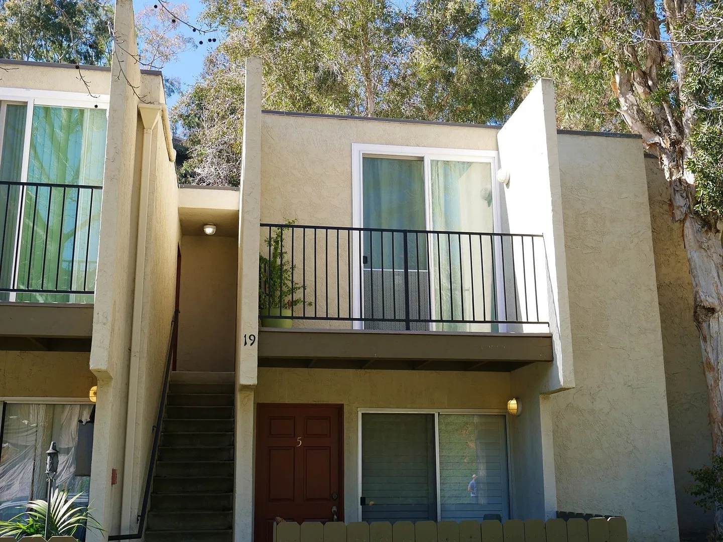 Mission Hills Must See! 2nd Floor Studio w/assigned parking and on-site laundry. — Photo 3