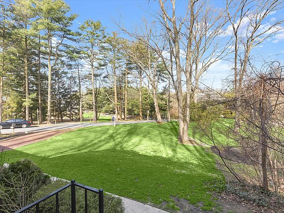 5th image of 326 Edgewater Rd