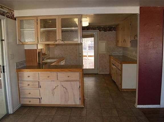 3rd image of 505 E 2nd St
