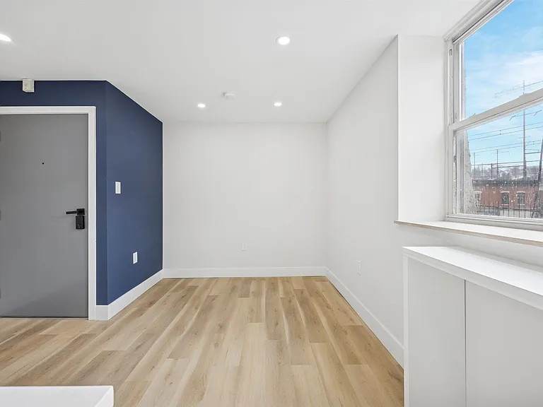4522 Baker St #3 — Photo 8