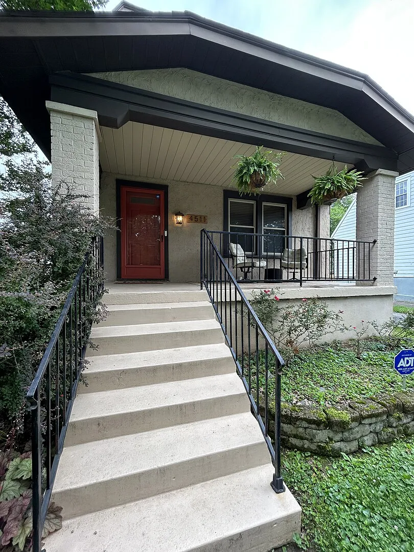 Charming 2 bed/1 bath House in Quiet Neighborhood — Photo 2