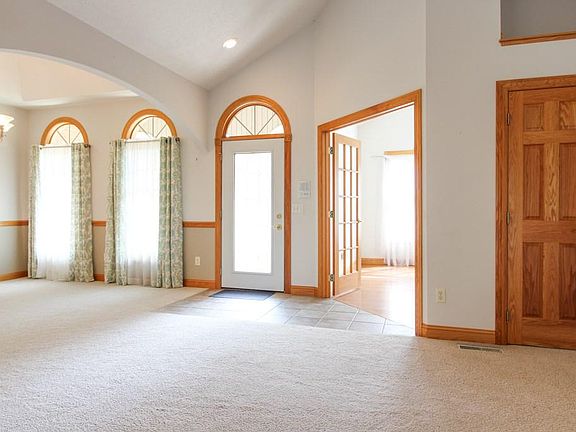 4th image of 3711 Shangri La Ave E