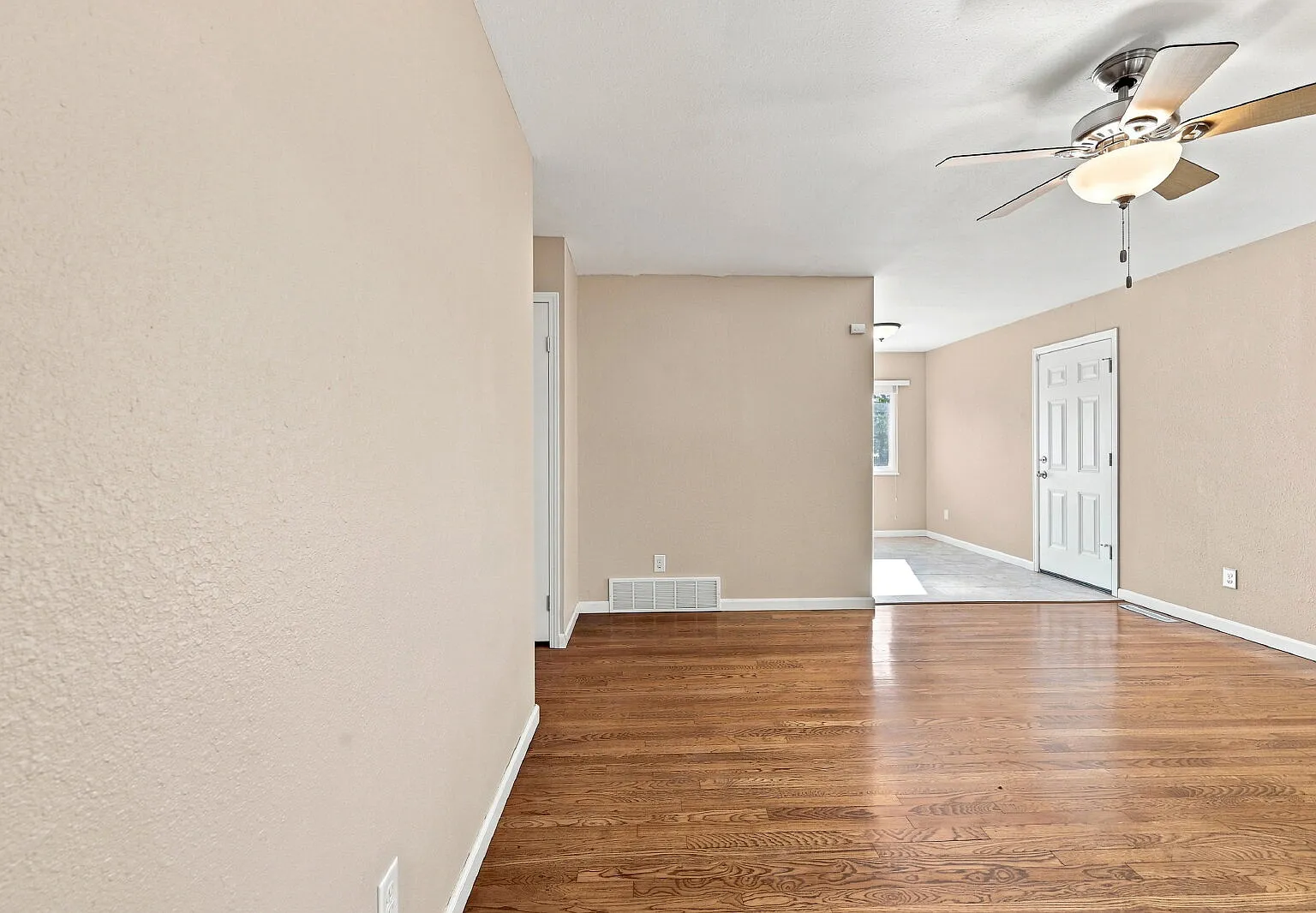 5 bed, 2.5 bath, 1819 sqft, $2,196 — Photo 2