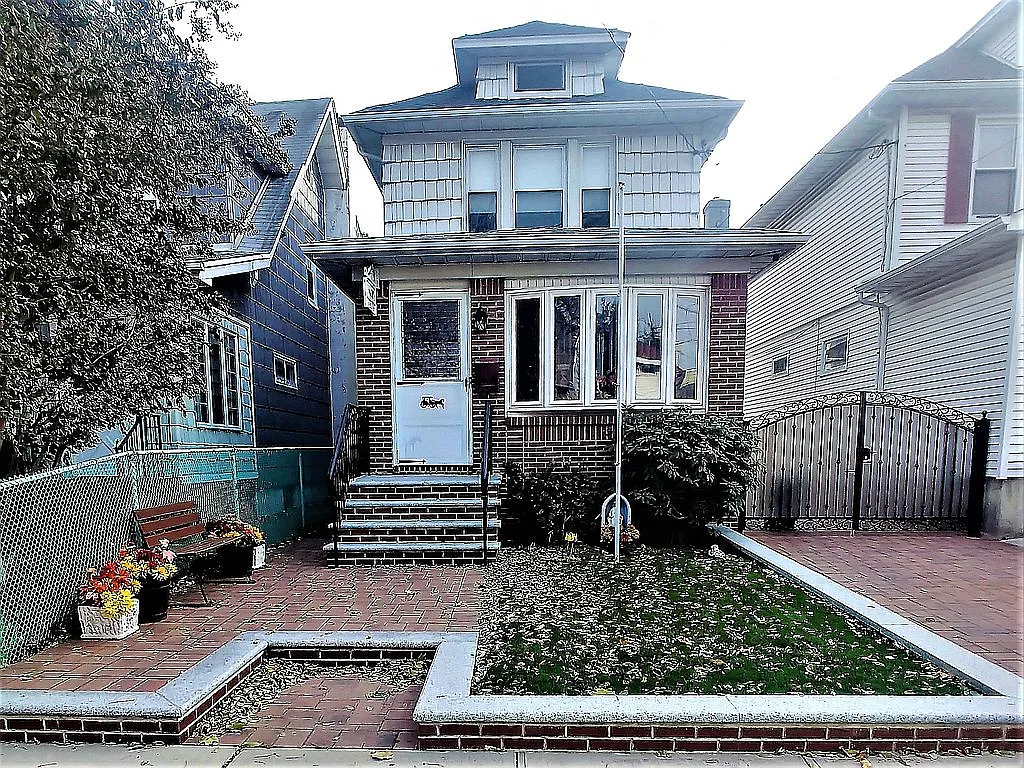 1595 E 45th St photo 1