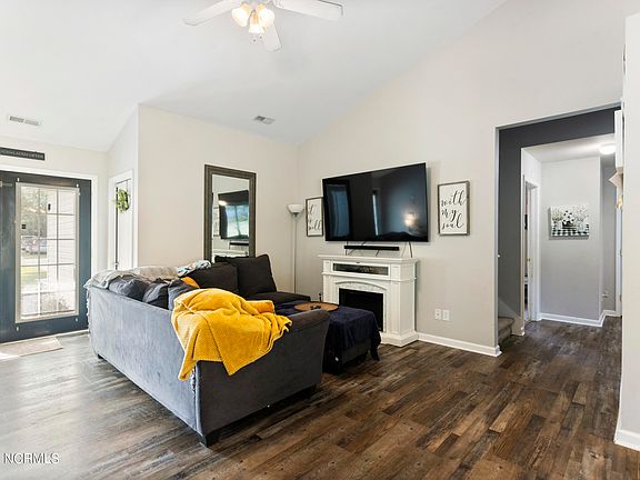 5th image of 3974 Carriage Lane NE
