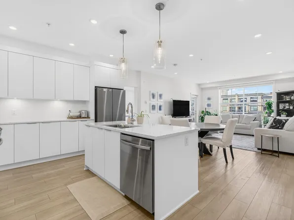 22633 Selkirk Ave #503, Maple Ridge, BC V2X 2X9