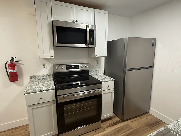 1613 Maple Ln #D3 — Photo 2