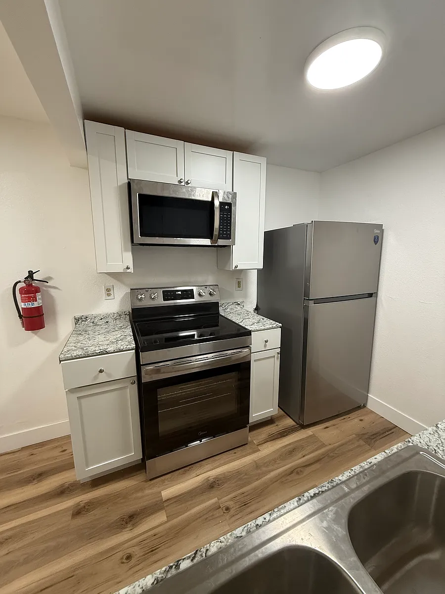 Building Photo - 1613 Maple Ln #D3