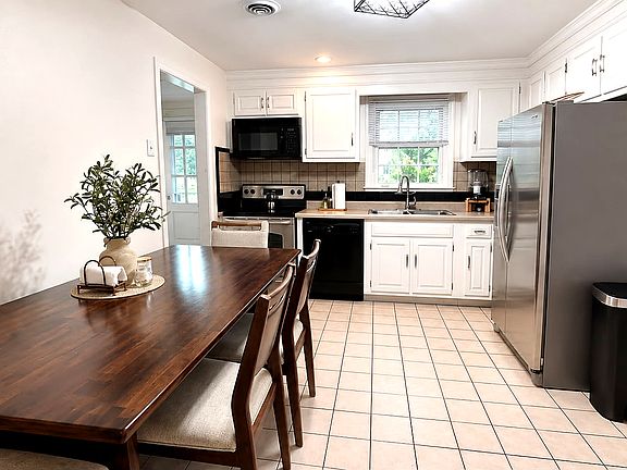 3rd image of 99 Pilgrim Cir